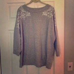 Simply Vera Sweatshirt w white embroidery